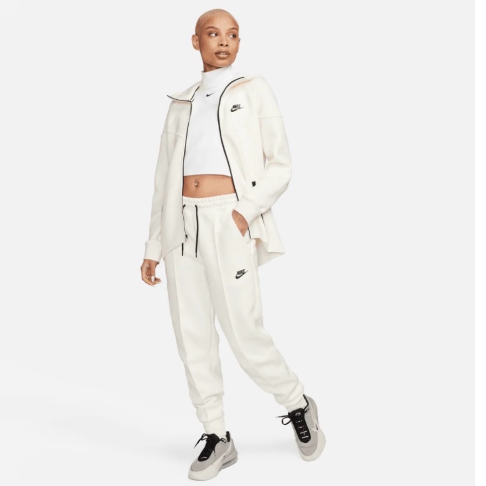 ✔️NWT✔️ NIKE Sportswear Tech Fleece Mid Rise Joggers